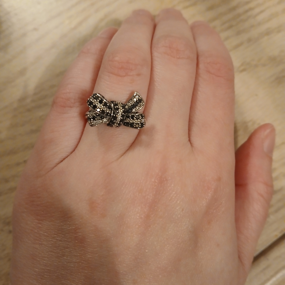 Black and Silver Bow Ring Size 4.5 - Picture 2 of 4
